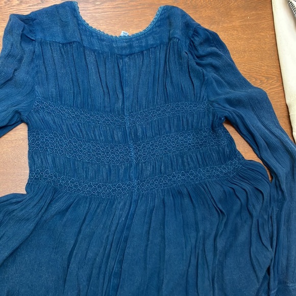 Free People sm petite, long sleeve stone washed blue, raw edged, scoop neck top. - Picture 4 of 6